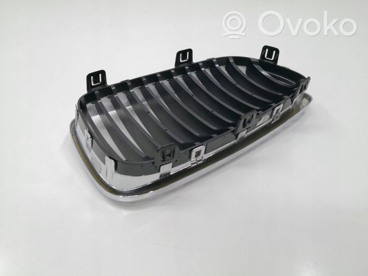 BMW 1 E82 E88 Grille calandre supérieure de pare-chocs avant 51137197655