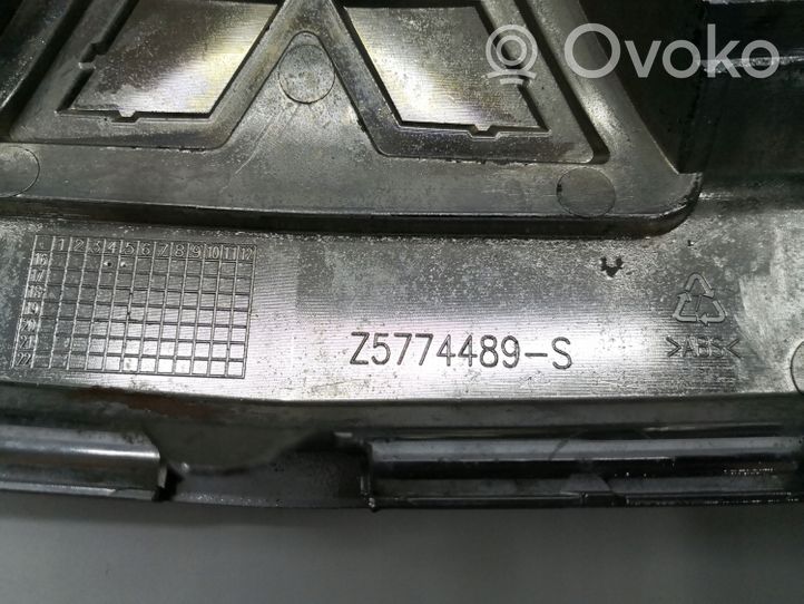 Mitsubishi L200 Maskownica / Grill / Atrapa górna chłodnicy Z5884489S