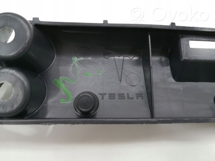 Tesla Model X Kynnyksen/sivuhelman lista 104669000B