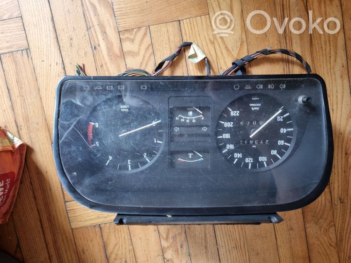 BMW 5 E28 Tachimetro (quadro strumenti) 1376517