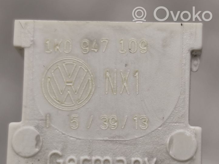 Volkswagen PASSAT CC Etuistuimen valo 1K0947109