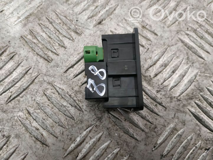 Volkswagen Golf VII Enchufe conector entrada auxiliar 5G0035222A