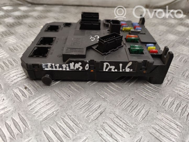 Citroen Xsara Picasso Boîte à fusibles relais S118085220F