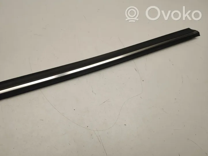 Mercedes-Benz SLK R172 Rivestimento modanatura del vetro della portiera anteriore A1727200224