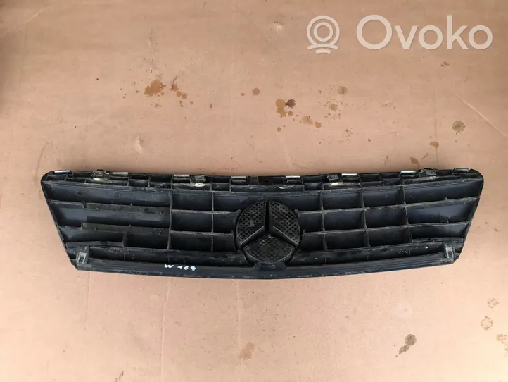 Mercedes-Benz A W168 Grille calandre supérieure de pare-chocs avant 