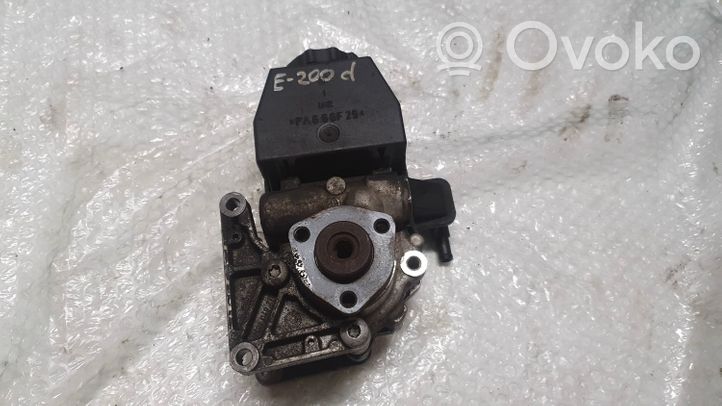 Mercedes-Benz C W203 Ohjaustehostimen pumppu A0024661001