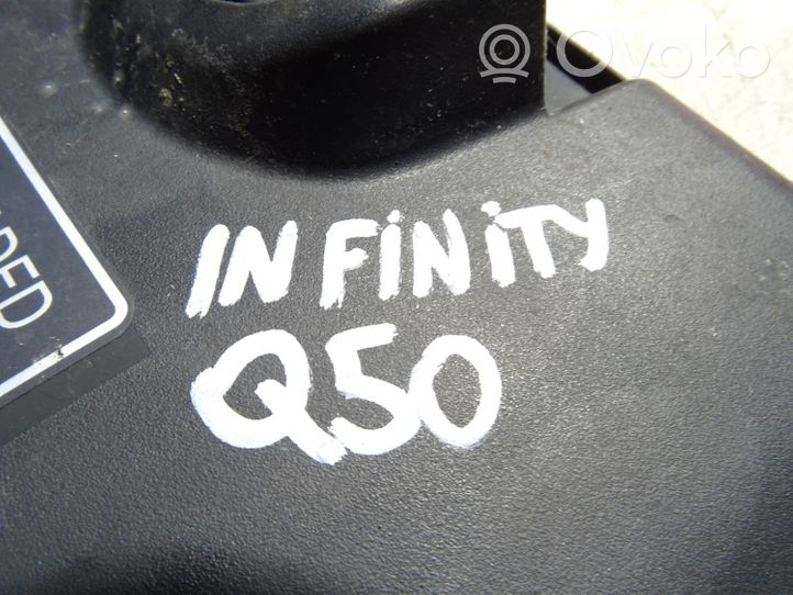 Infiniti Q50 Bouchon, volet de trappe de réservoir à carburant 