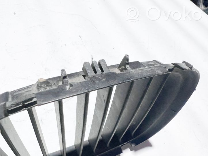 BMW 8 E31 Rejilla superior del radiador del parachoques delantero 51138124271