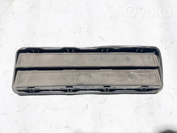 BMW 8 E31 Quarter panel pressure vent 64221946028