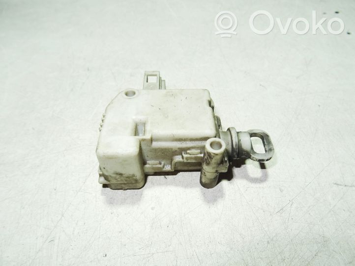 Volkswagen PASSAT B5.5 Verrouillage du bouchon du réservoir de carburant 3B0862159A