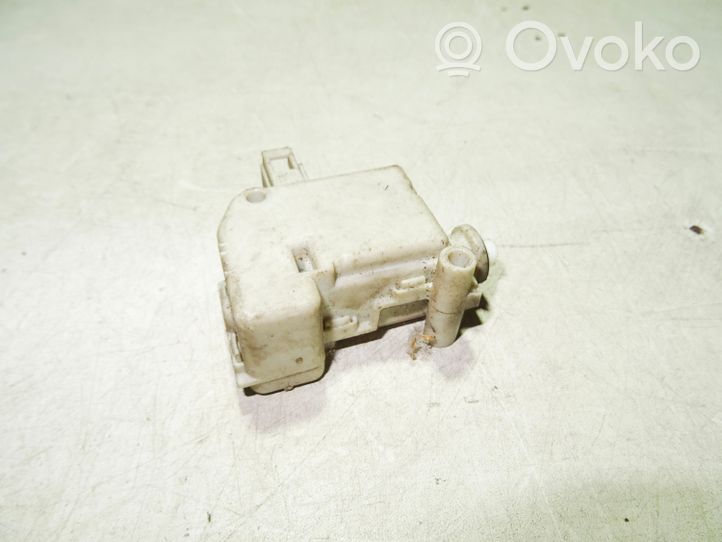 Volkswagen PASSAT B5.5 Verrouillage du bouchon du réservoir de carburant 3B0862159A