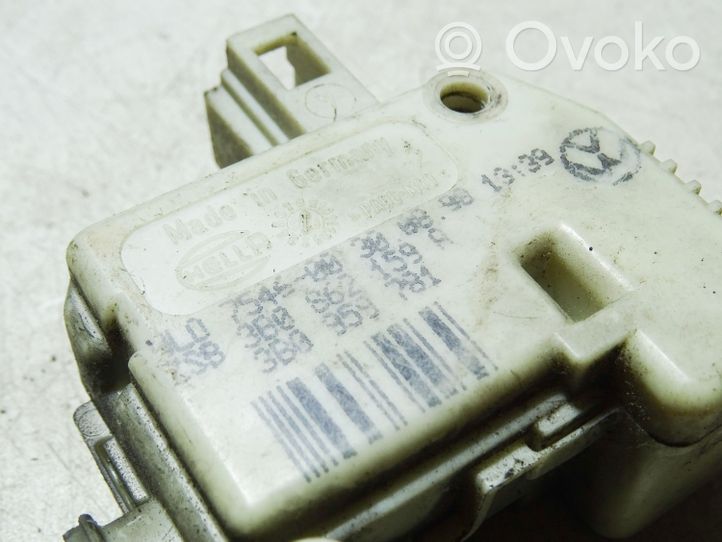 Volkswagen PASSAT B5.5 Verrouillage du bouchon du réservoir de carburant 3B0862159A