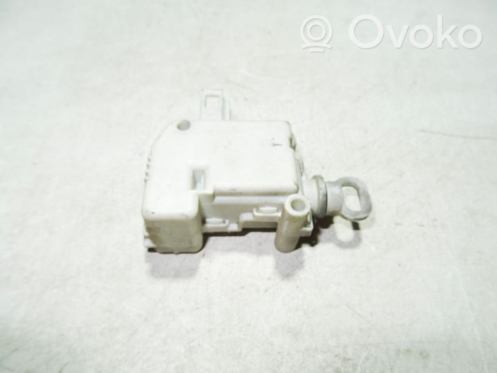 Volkswagen PASSAT B5.5 Serratura del tappo del serbatoio del carburante 3B0862159A