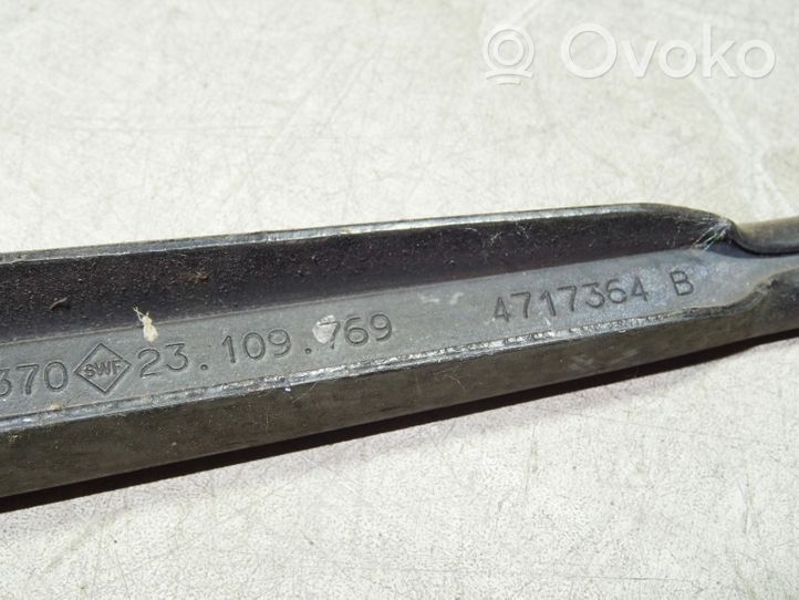 Chrysler Voyager Front wiper blade arm 4717364B