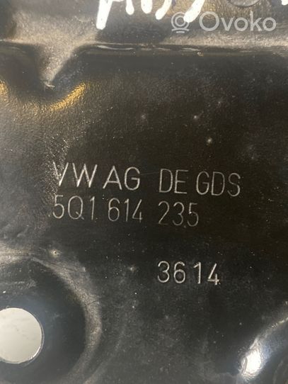 Volkswagen Golf VII Uchwyt / Mocowanie pompy ABS 5Q1614235