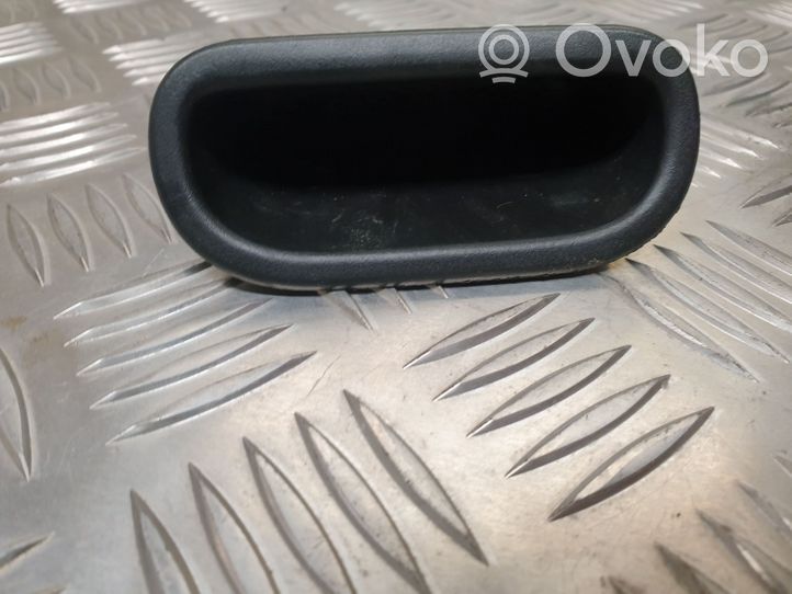 Suzuki Vitara (LY) Moldura del asa de la puerta traser 8284182G02