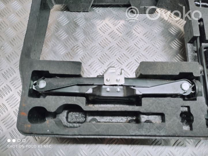 Audi A4 S4 B8 8K Tool set 8T0012109A