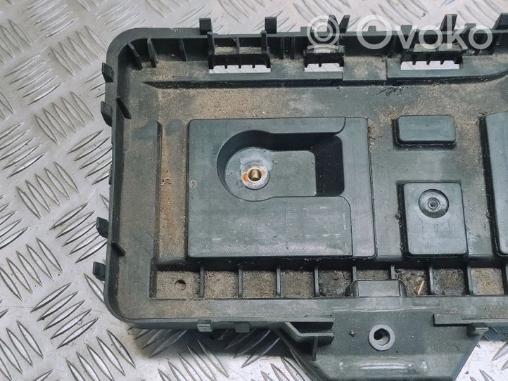 Volkswagen Golf VI Battery box tray 1K0915333H