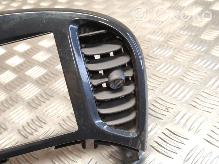 Nissan Juke I F15 Grille d'aération centrale 682601KE0A