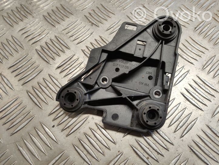 Volkswagen Golf VII Supporto pompa ABS 5Q0614235