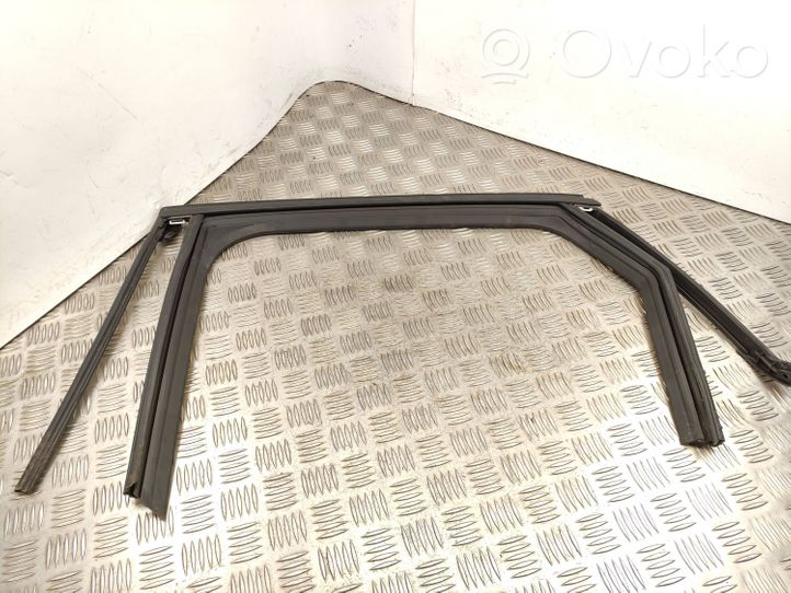 Citroen C4 III e-C4 Aizmugurē durvju stikla apdare 9833076680