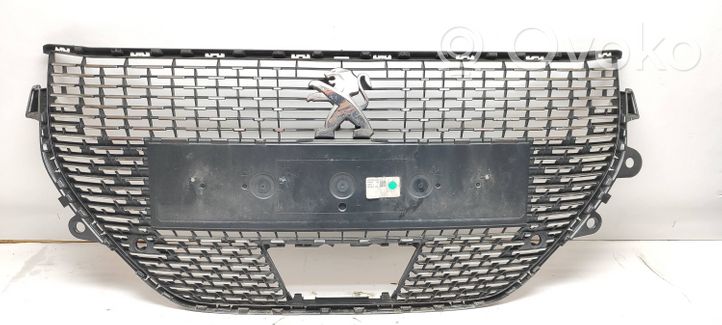 Peugeot 208 Maskownica / Grill / Atrapa górna chłodnicy 9823210180