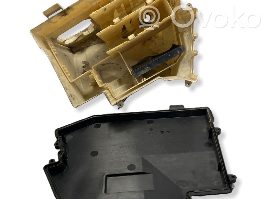 BMW 7 E65 E66 Alte piese compartiment motor 