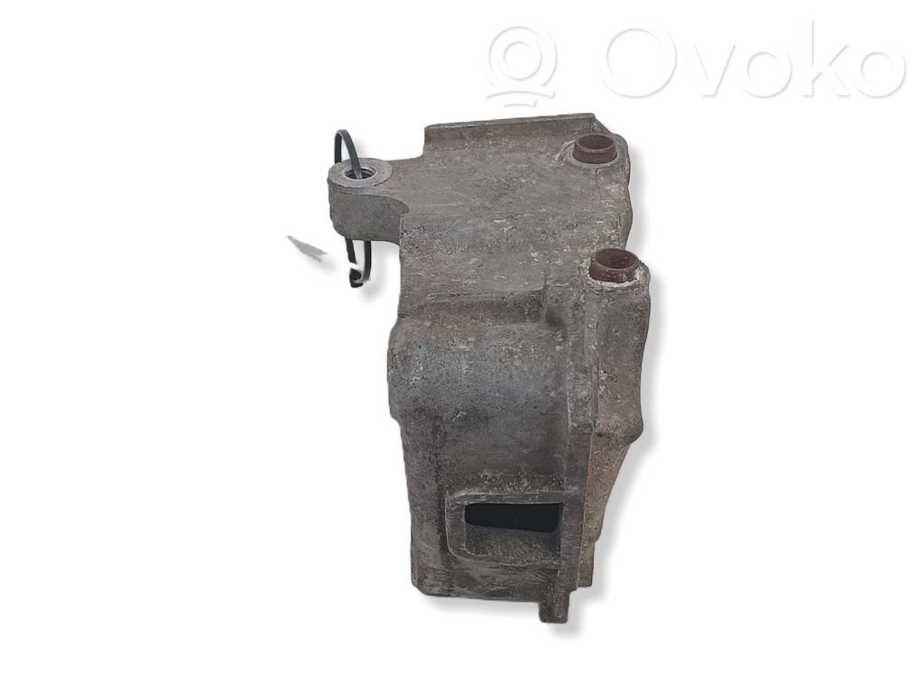 Peugeot 607 Engine mounting bracket 