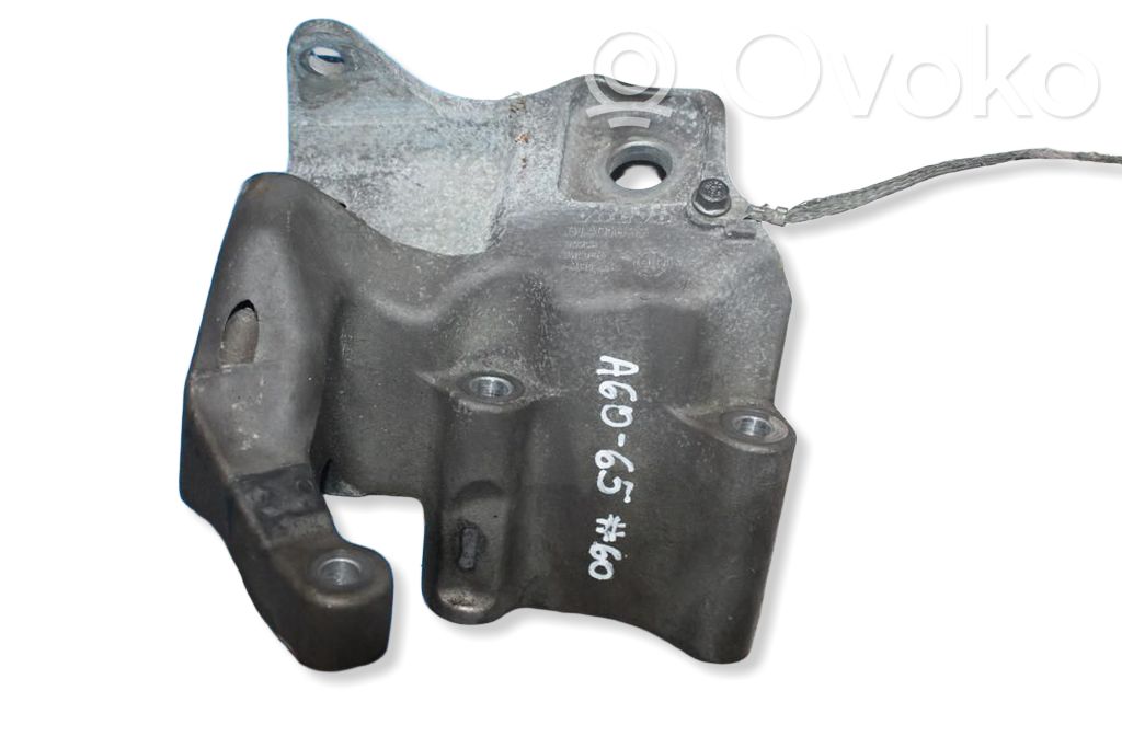 Volvo S60 Engine mounting bracket 