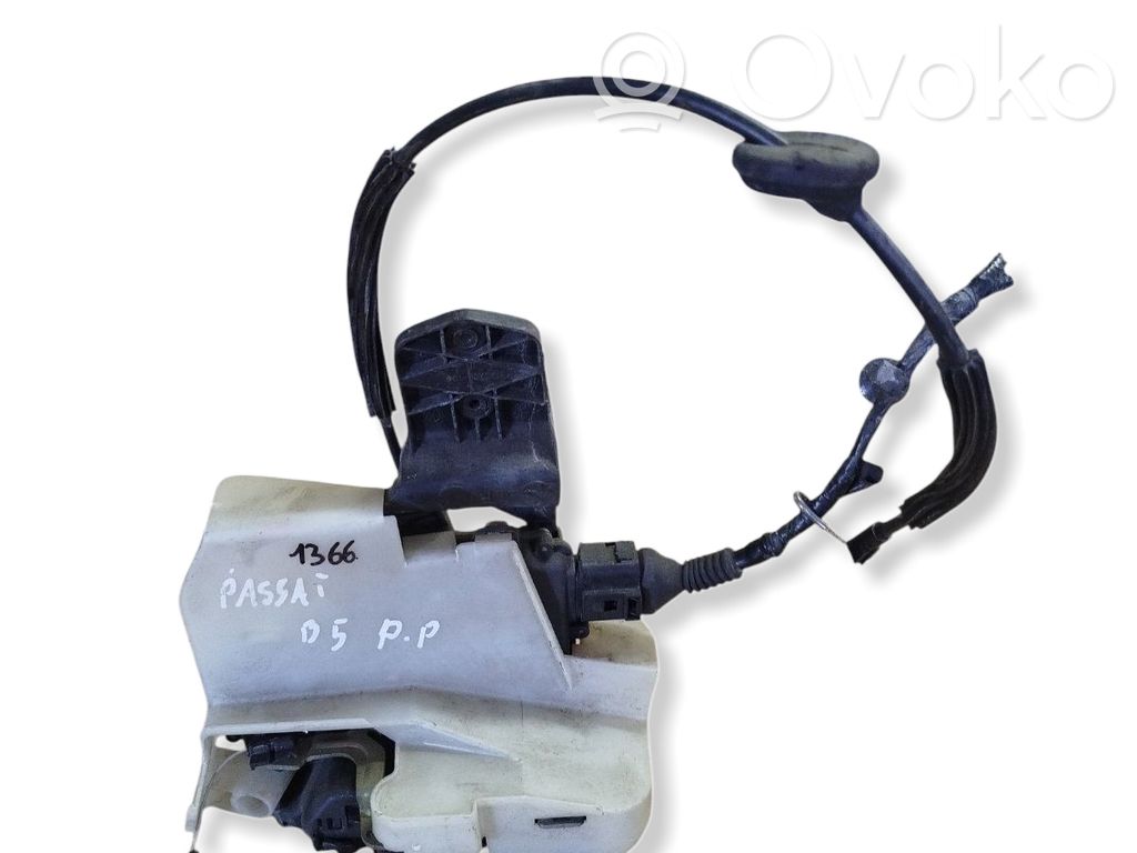 Volkswagen PASSAT B5 Front door lock 