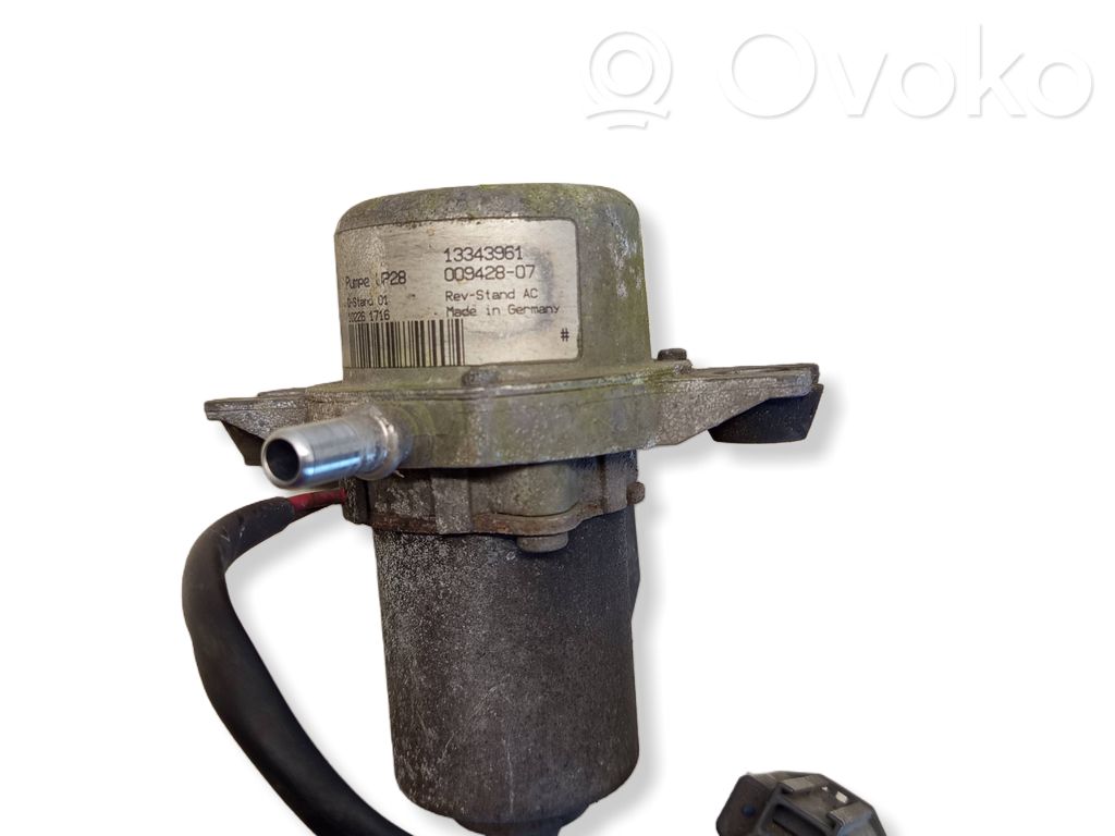 Opel Astra J Vacuum pump 