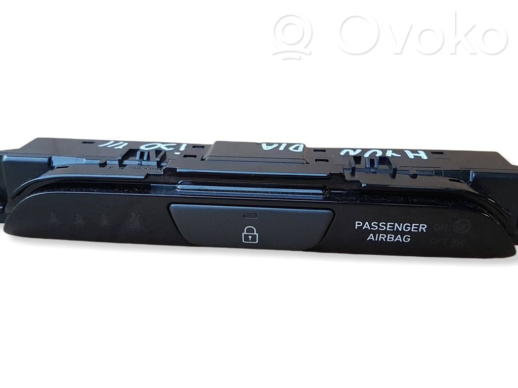 Hyundai i30 Central locking switch button 