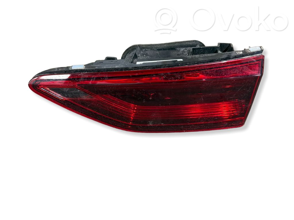 Volkswagen Golf VIII Lampy tylnej klapy bagażnika 
