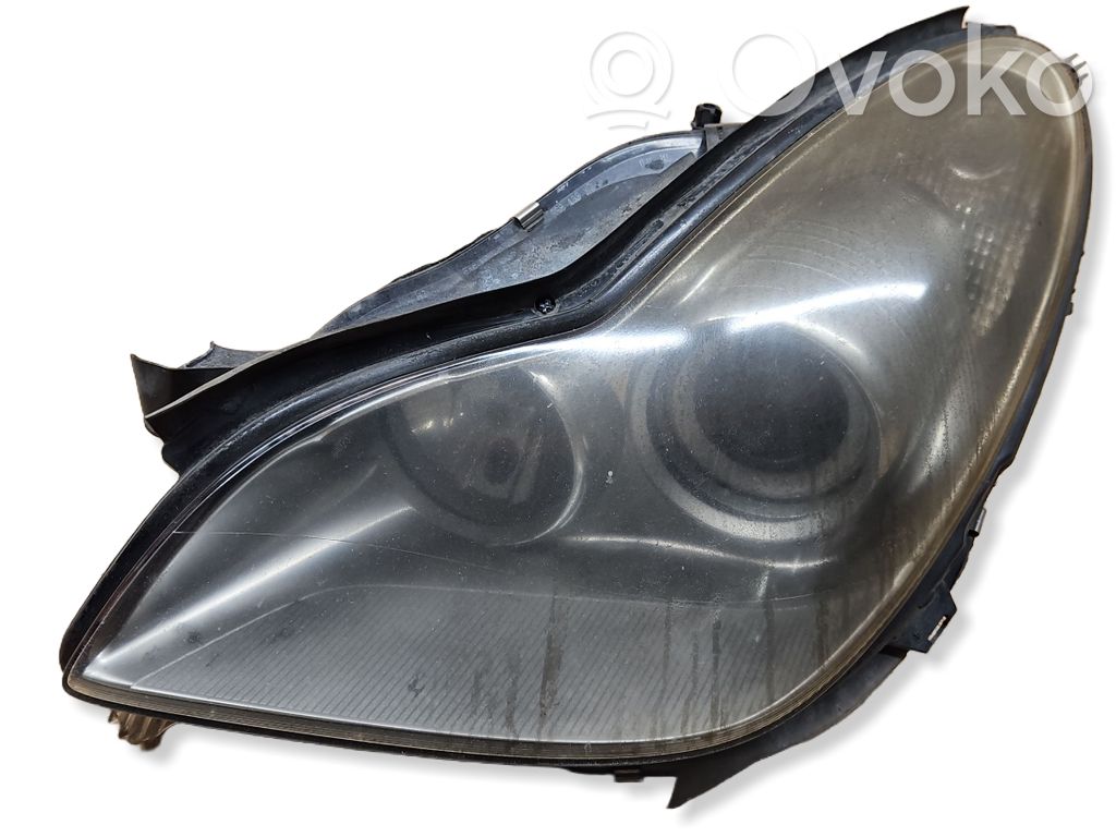 Mercedes-Benz CLS C219 Lampa przednia 