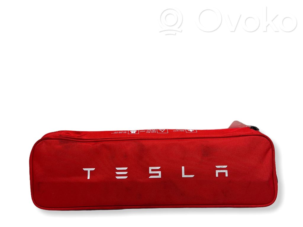 Tesla Model X Vaistinėlė 