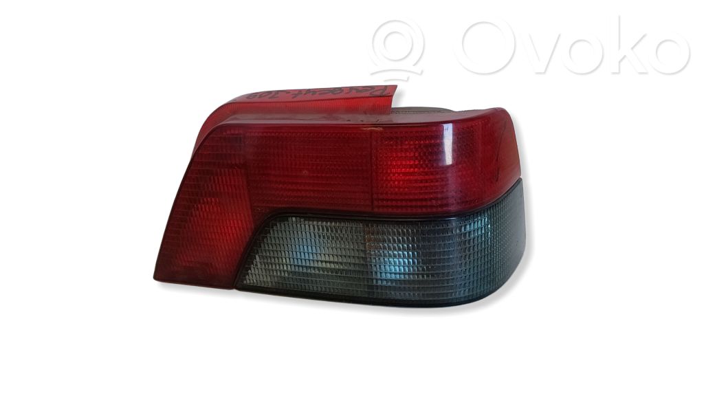 Peugeot 309 Galinis žibintas dangtyje 