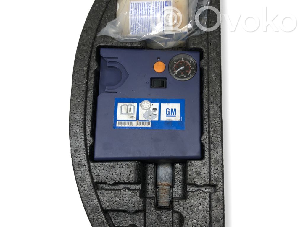 Opel Astra J Caja de herramientas 