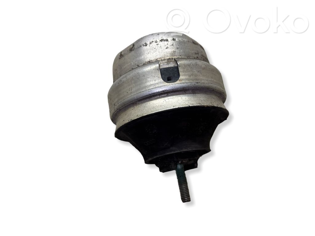 Audi A4 S4 B5 8D Engine mount bracket 