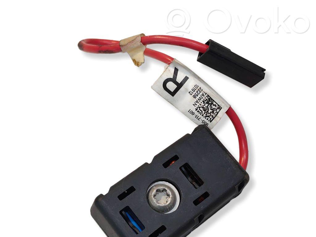 Tesla Model 3 Antenos stiprintuvas 