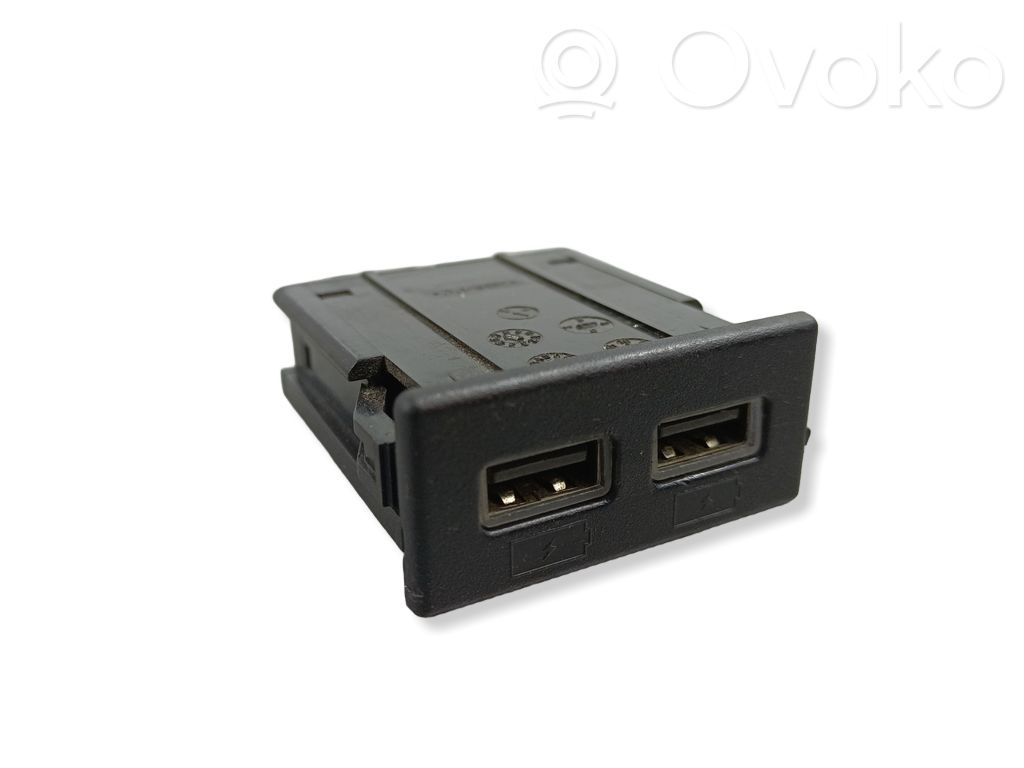 Alfa Romeo Stelvio Enchufe conector USB 
