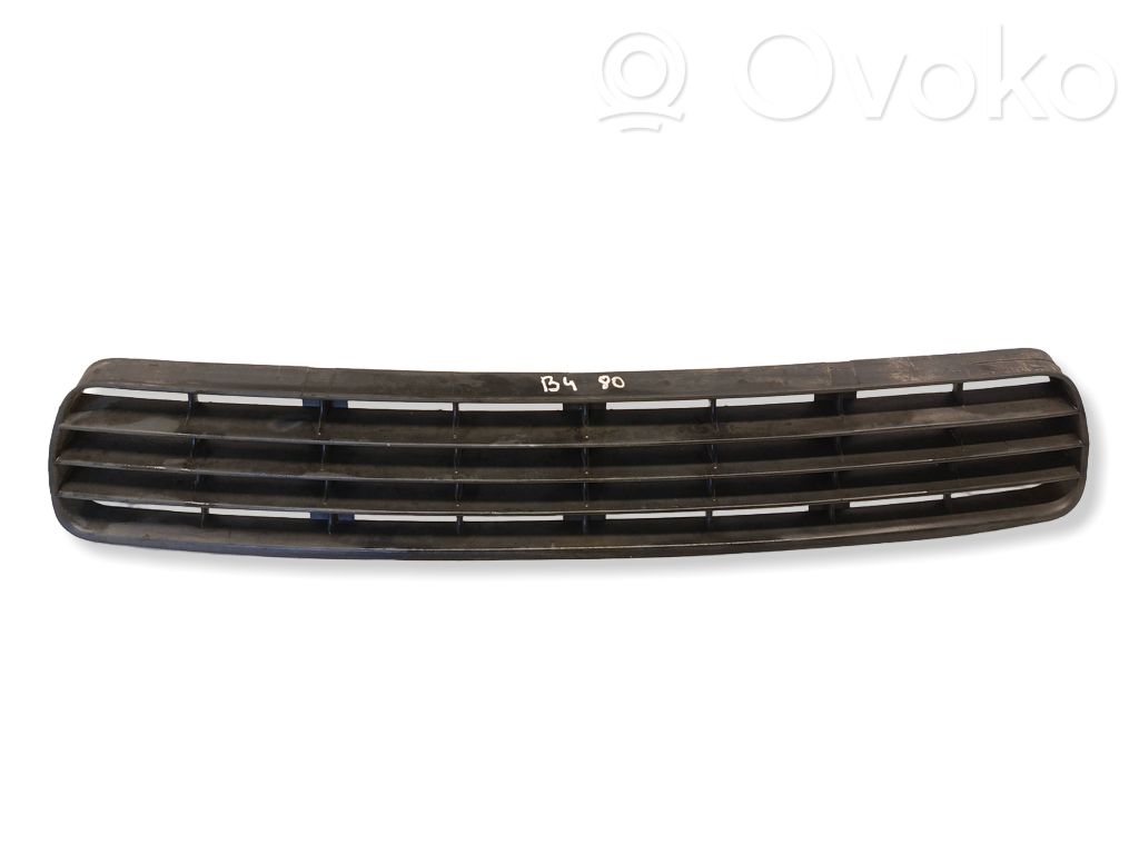 Audi 80 90 S2 B4 Mascherina inferiore del paraurti anteriore 