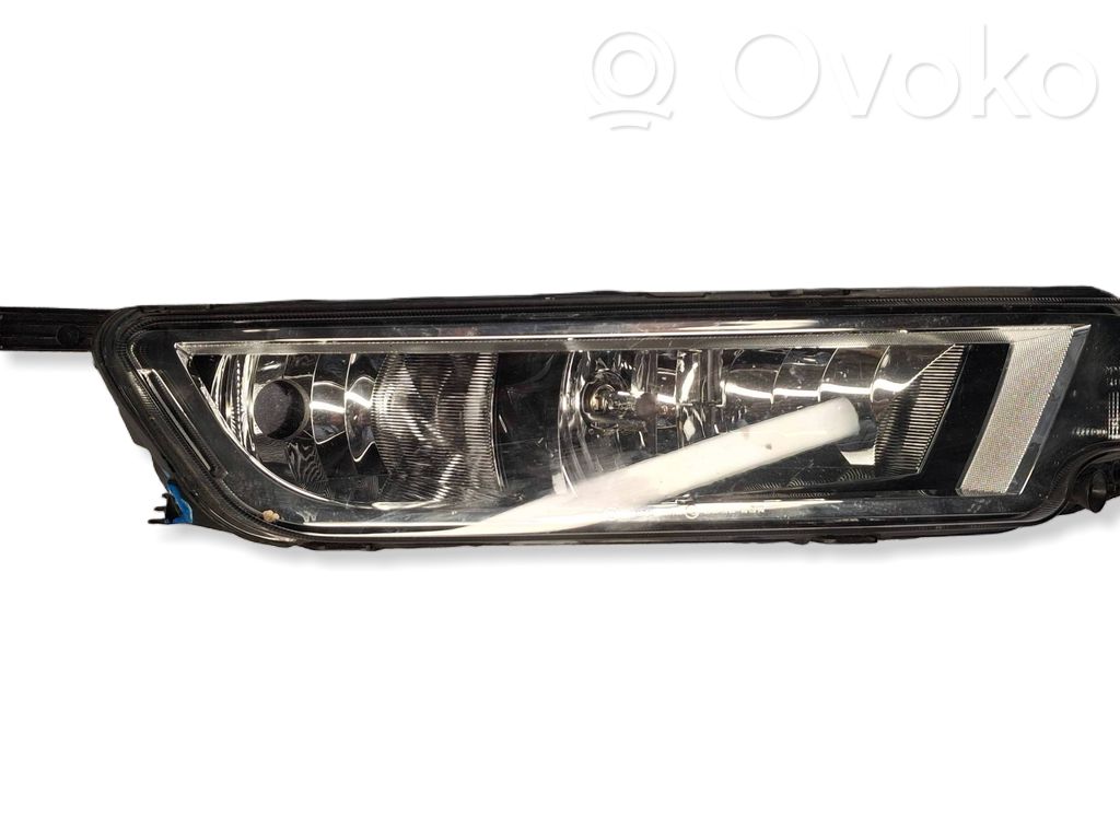 Volkswagen PASSAT B8 Światło przeciwmgłowe przednie 