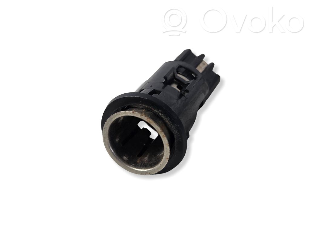12V Steckdose vorne