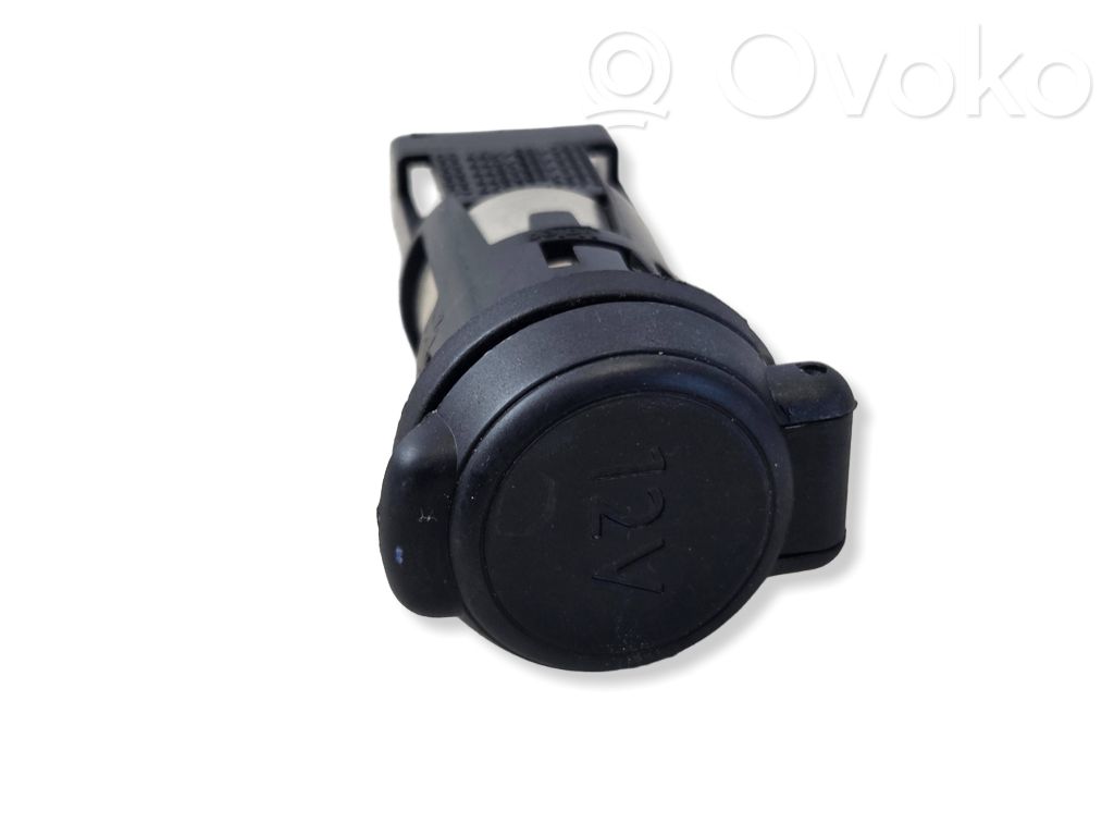 Opel Corsa F 12V Steckdose vorne 