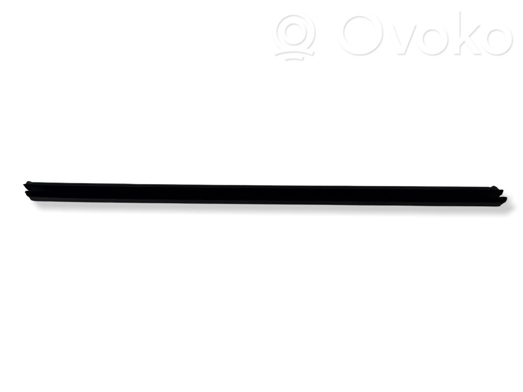 Volkswagen Golf VIII Uszczelka szyby drzwi przednich 