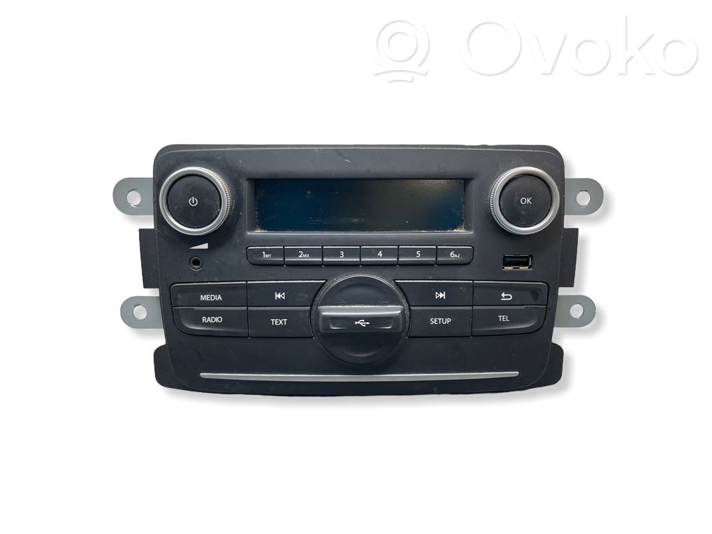 Dacia Sandero Radio/CD/DVD/GPS head unit 
