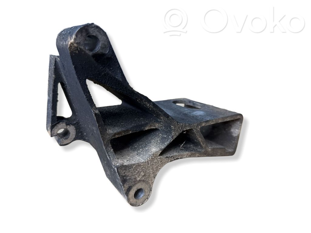 Volvo XC70 Engine mounting bracket 