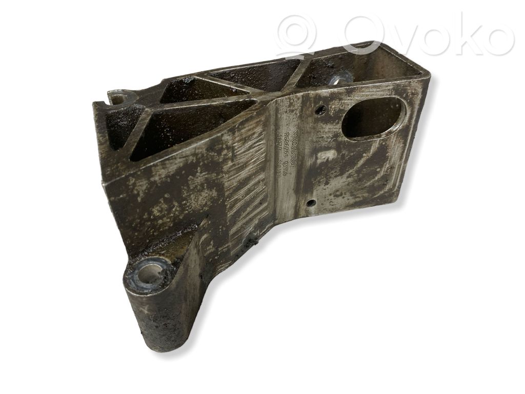 Volvo XC70 Engine mounting bracket 
