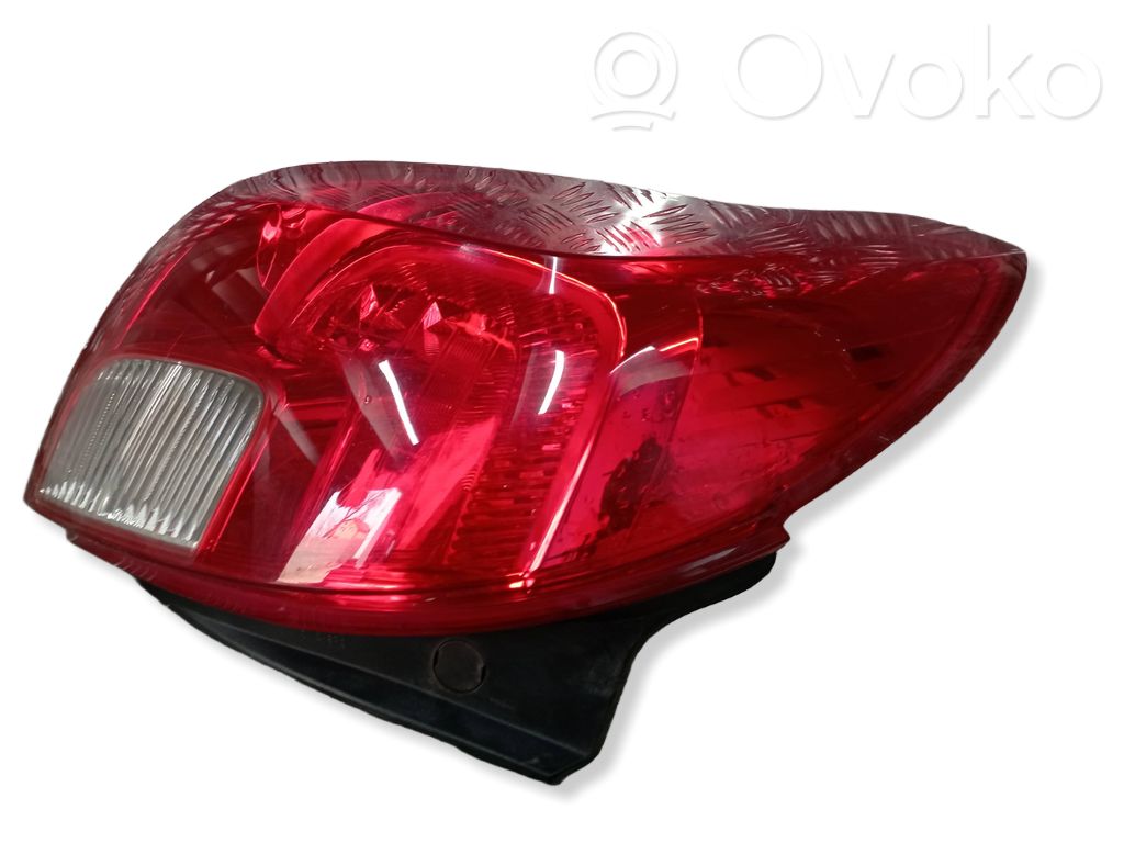 Opel Mokka Aizmugurējais lukturis virsbūvē 