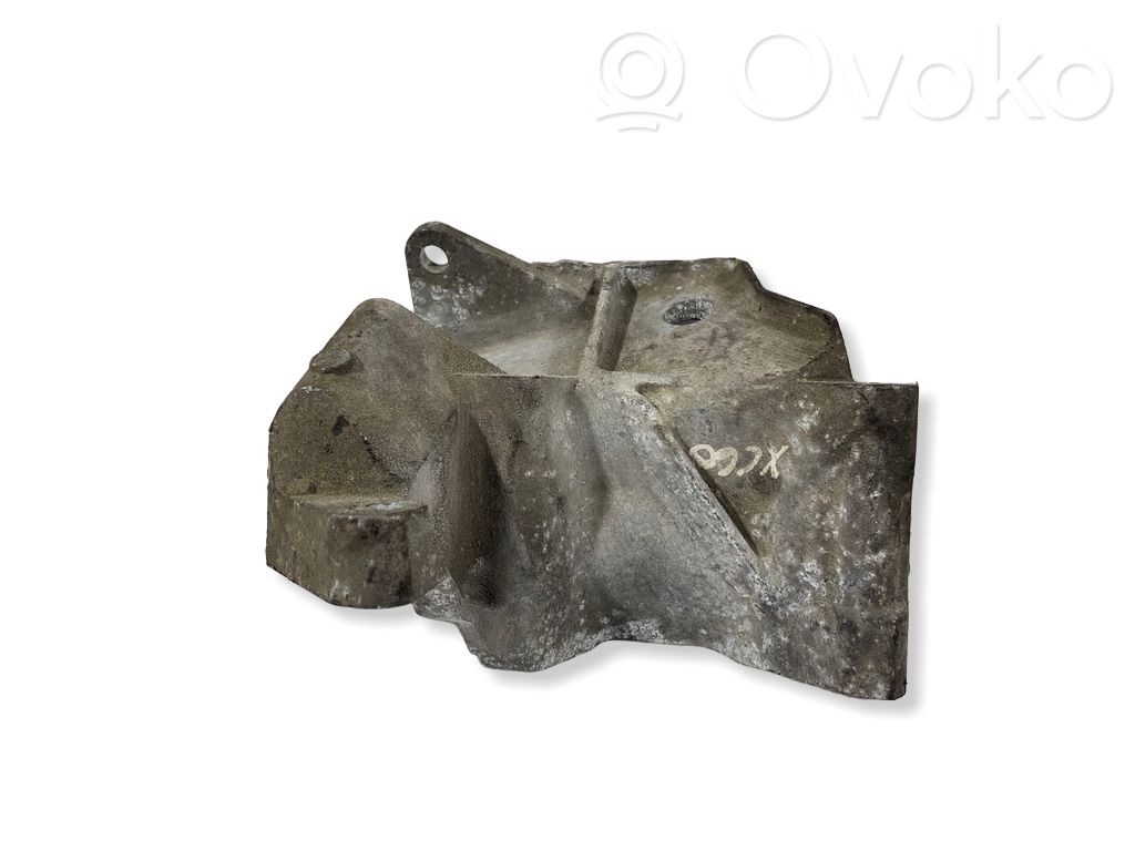 Volvo XC60 Engine mounting bracket 